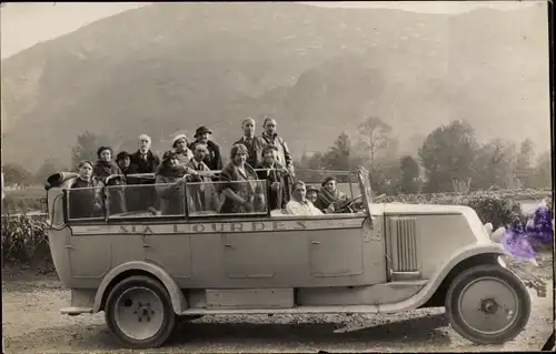 Foto Ak Lourdes Hautes Pyrénées, Autobus mit offenem Verdeck