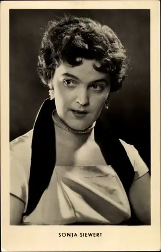 Ak Schauspielerin Sonja Siewert im Kleid, Portrait