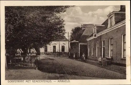 Ak Markelo Overijssel, Dorpstraat met Gemeentehuis, Cafe Leunk