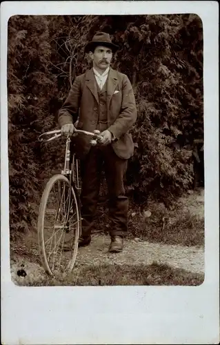 Foto Ak Mann mit einem Fahrrad