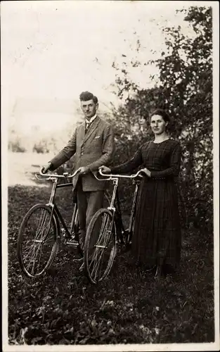 Foto Ak Mann und Frau mit Fahrrädern