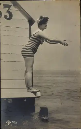 Ak Frau im Badeanzug vorm Sprung ins Wasser