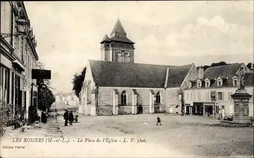 Ak Les Rosiers Maine et Loire, La Place de l'Eglise