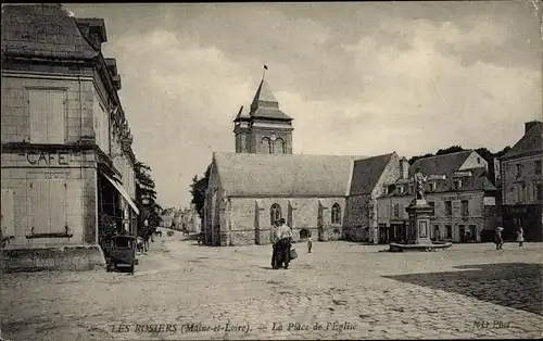 Ak Les Rosiers Maine et Loire, La Place de l'Eglise