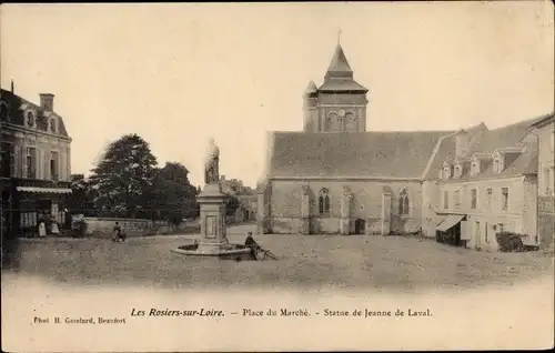 Ak Les Rosiers Maine et Loire, Place du Marche, Statue de Jeanne de Laval