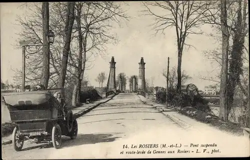 Ak Les Rosiers sur Loire Maine et Loire, Pont suspendu, Auto