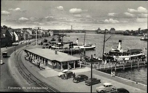 Ak Flensburg in Schleswig Holstein, An der Fördebrücke, Dampfer