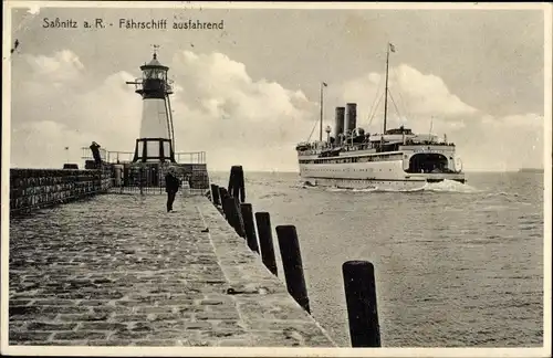 Ak Sassnitz auf der Insel Rügen, Ausfahrendes Fährschiff, Blick zum Leuchtturm