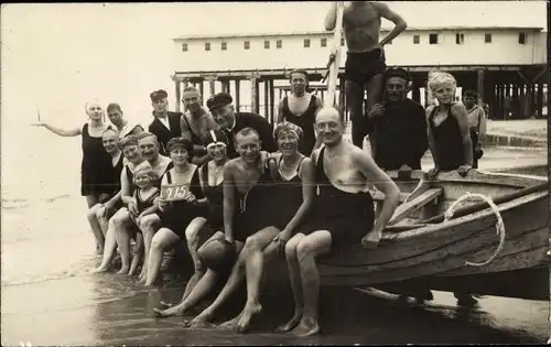 Foto Ak Personen in Badeanzügen am Strand, Ruderboot