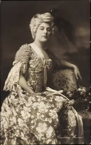 Ak Schauspielerin und Opernsängerin Geraldine Farrar, Sitzportrait in Kostüm