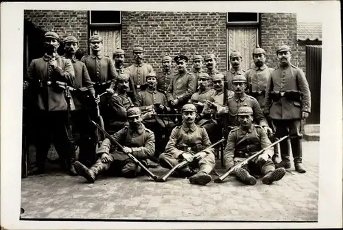 Foto Ak Deutsche Soldaten, Kaiserreich, I.WK, Gruppenbild, Gewehre, Pickelhauben