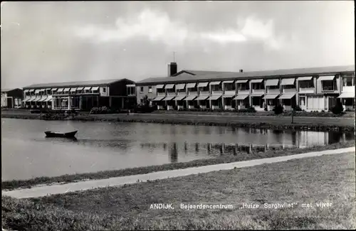 Ak Andijk Medemblik Nordholland Niederlande, Bejaardencentrum Huize Sorghvliet met vijver
