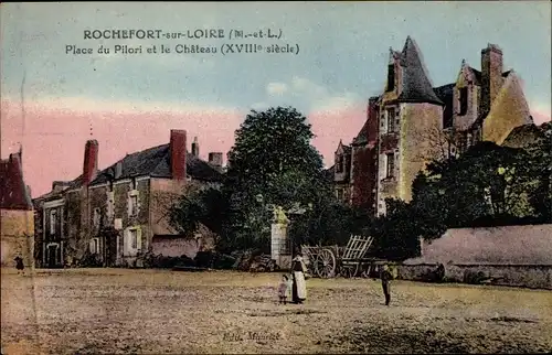 Ak Rochefort sur Loire Maine et Loire, Place du Pilori et le Chateau