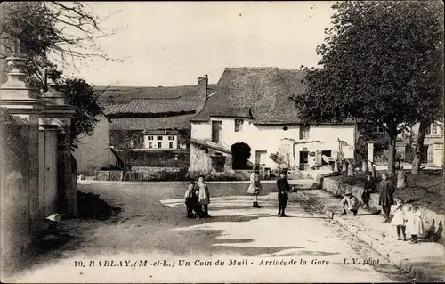 Ak Rablay Maine-et-Loire, Un Coin du Mail, Arrivee de la Gare