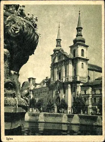 Ak Jihlava Iglau Region Hochland, Brunnen, Blick zur Kirche