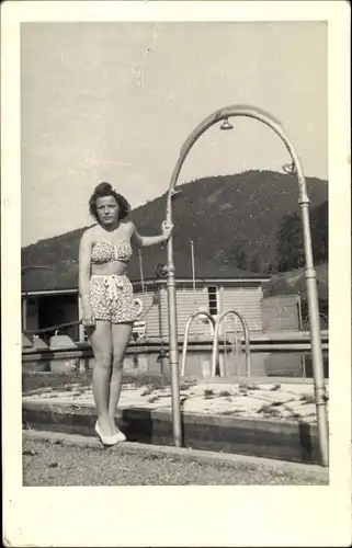 Foto Ak Portrait einer Frau im Bikini am Pool, Dusche