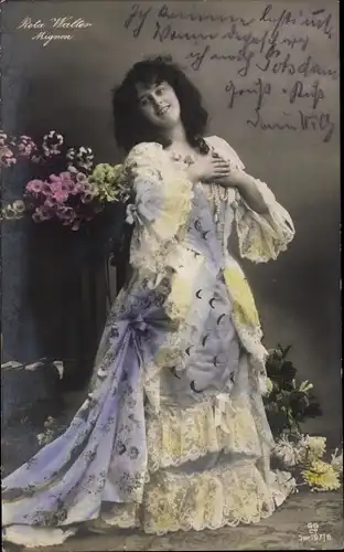 Ak Reta Walter, Deutsche Opernsängern, Mignon, Kleid, Blumen