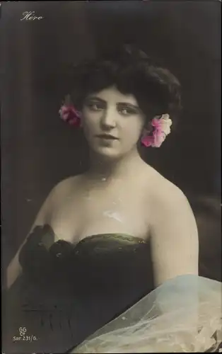 Ak Schauspielerin Héro, Portrait einer jungen Frau mit Blumen in Haaren