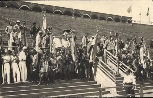 Foto Ak Jugoslawien, Turnfest 1930, Turner mit Fahnen im Zuschauerbereich, Stadion