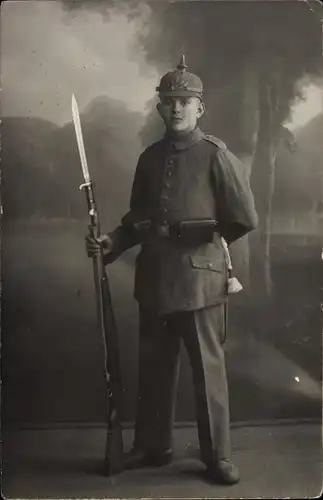 Foto Ak Peine in Niedersachsen, Deutscher Soldat in Uniform, Bajonett, Fritz Helbsing