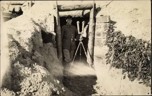 Foto Ak Deutscher Soldat mit Scherenfernrohr im Schützengraben