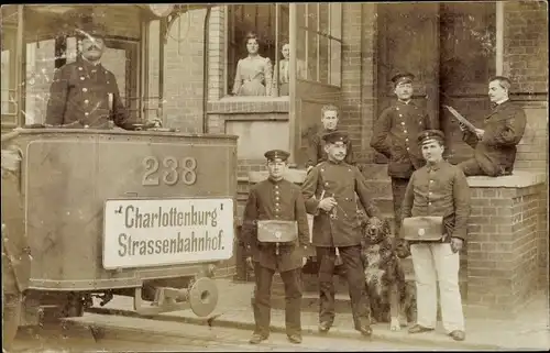 Foto Ak Berlin Charlottenburg, Straßenbahn 238, Straßenbahner, Hund