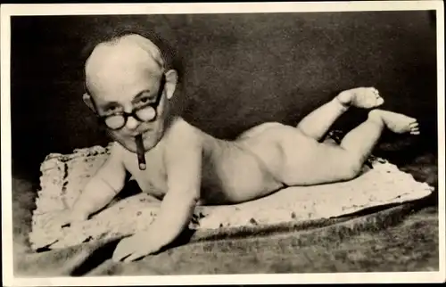 Foto Ak Fotomontage, Männergesicht mit Zigarre auf Körper eines Babys, Karikatur
