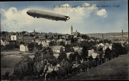 Ak Adorf im Vogtland, Zeppelin Luftschiff Sachsen über dem Ort