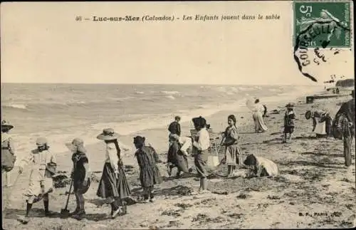 Ak Luc sur Mer Calvados, Les Enfants jouent dans le sable