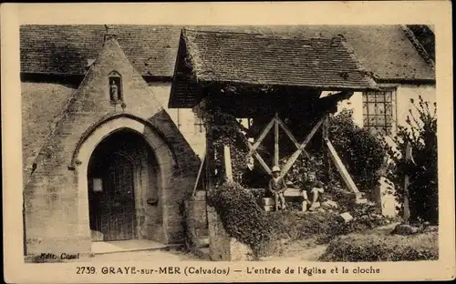 Ak Graye sur Mer Calvados, L'entree de l'eglise et la cloche