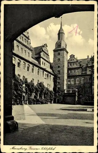 Ak Merseburg im Saalekreis, Innerer Schlosshof, Blick zum Turm