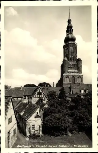 Ak Greifswald in Mecklenburg Vorpommern, Nicolaikirche mit Stiftshof v. St. Spiritus