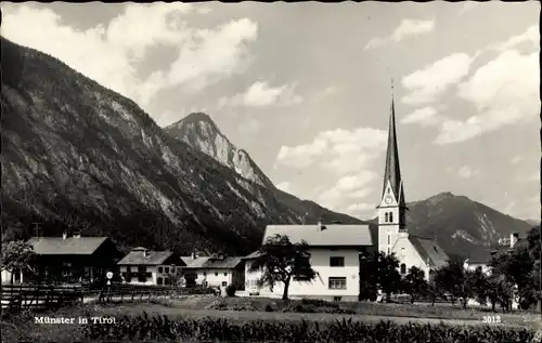 Ak Münster Tirol, Ortspartie, Kirche, Berge