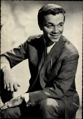 Ak Sänger Gus Backus, Portrait