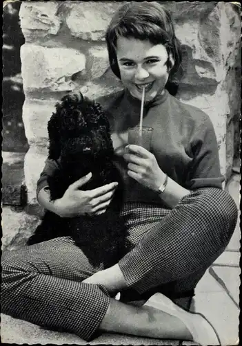 Ak Schauspielerin und Sängerin Conny Froboess, Portrait mit Hund