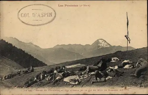 Ak Hautes Pyrénées, Repos de Touristes au Col d'Aspin