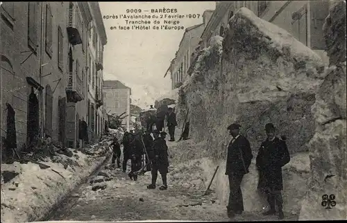 Ak Barèges Hautes Pyrénées, apres l'Avalanche 1907, Tranchee de Neige et face l'Hotel de l'Europe