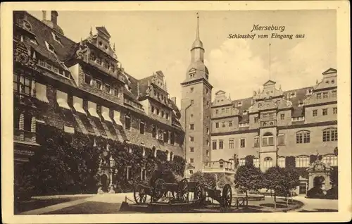 Ak Merseburg an der Saale, Schlosshof v. Eingang aus