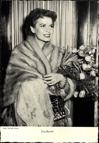 Ak Schauspielerin Eva Bartok, Portrait mit Tulpenstrauß und Pelzstola