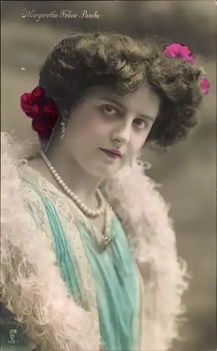 Ak Schauspielerin Margaretha Fehim Pasha, Portrait, Perlen, Blumen in Haaren