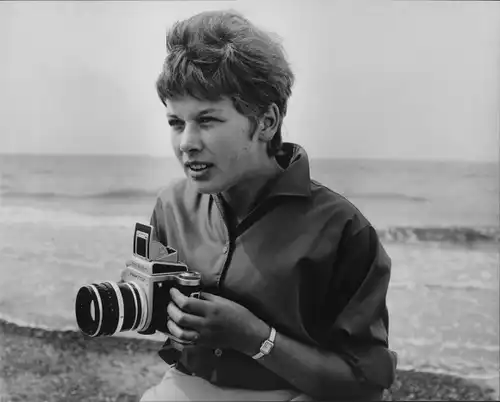 Foto Spremberg, Hans Joachim, Junge Frau mit Fotoapparat, Strandpartie