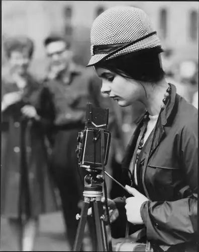 Foto Spremberg, Hans Joachim, Filmerin, Filmkamera, Ost-Berliner Alltagsleben