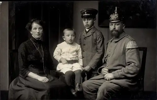 Foto Ak Soldat in Uniform mit Familie, Kinder, Pickelhaube