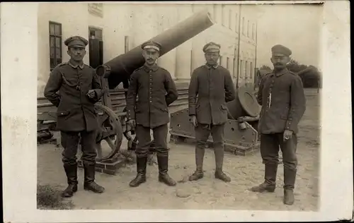 Foto Ak Deutsche Soldaten in Uniformen vor Geschützen