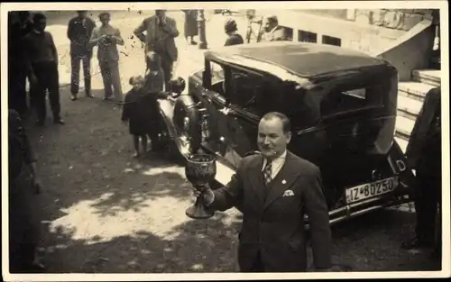 Foto Königswinter am Rhein, Mann mit Weinpokal, Automobil, KFZ Kennz. IZ 80250