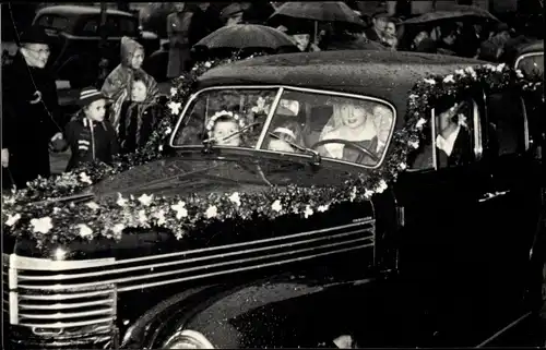 Foto Brautpaar in einem geschmückten Automobil