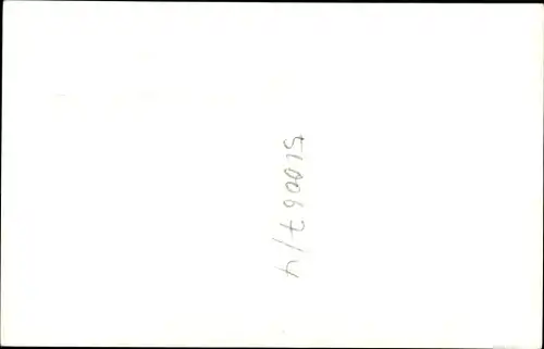 Foto Brautpaar in einem geschmückten Automobil