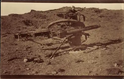 Foto Ak Umgestürztes Geschütz, I WK