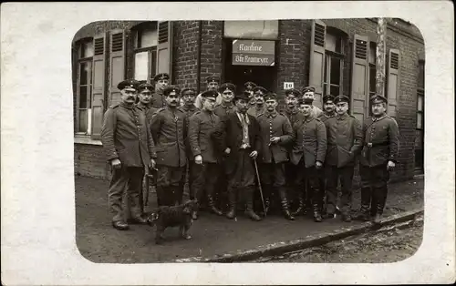 Foto Ak Deutsche Soldaten in Uniformen, Gruppenaufnahme, Kantine, I WK