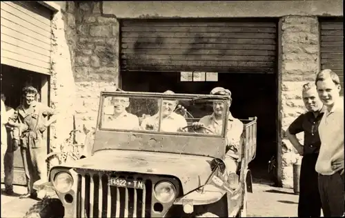 Foto Ak Männer in einem Automobil, Jeep, Garage